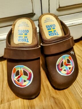 Tessa Kids Slip-On Clogs w/ Peace Sign
